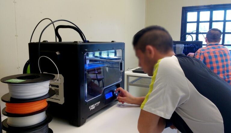 Jóvenes del IP-IRC Valdivia desarrollan habilidades en Taller de Impresión 3D