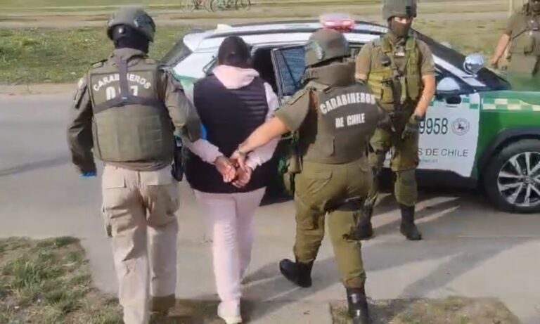 Carabineros del OS7 detuvo a mujer que vendía drogas en población Guacamayo