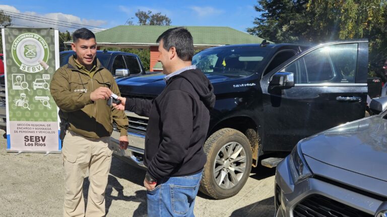 Carabineros del SEBV Los Ríos entrega camioneta robada y recuperada