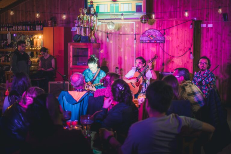 Club Artesano vivió exitosa “Noche de Boleros, Borgoña y Tertulia” con gran convocatoria de público