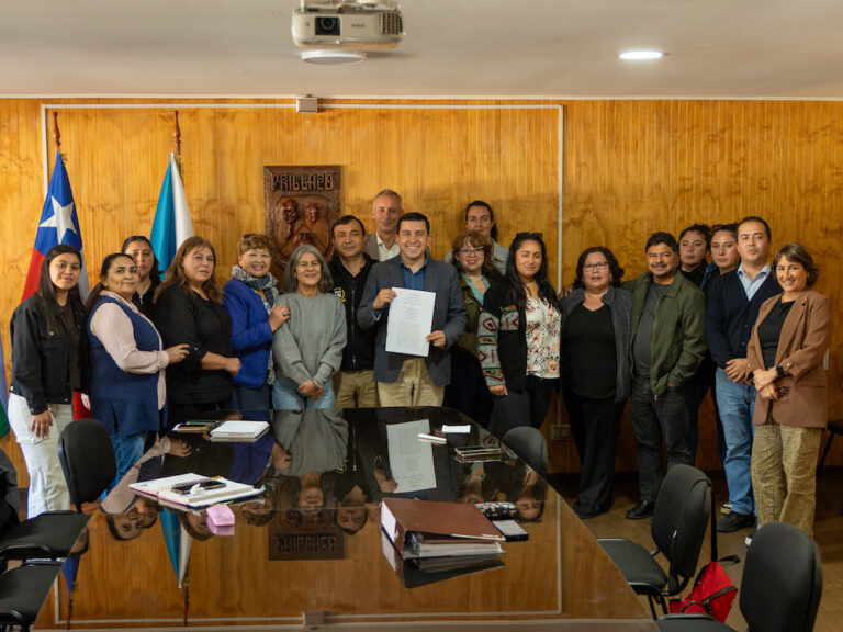 Comités de vivienda de Paillaco firmaron promesa de compraventa de terreno