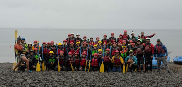 Más de 100 vecinos de Puerto Nuevo participan en histórica bajada comunitaria de rafting