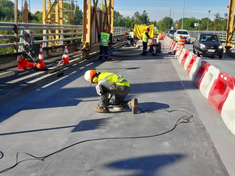 MOP mejorará condición de pistas de puente Cau Cau lo que implicará tránsito parcial por el viaducto