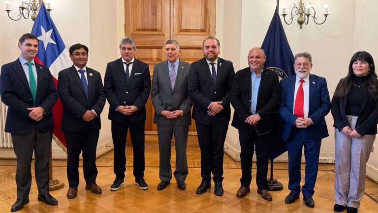 Gobernador Cuvertino instala prioridades regionales en Santiago y activa agenda con el nuevo Gobierno