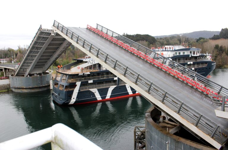 MOP anuncia apertura de 11 horas del puente Cau Cau para paso de embarcación Magellan Discover