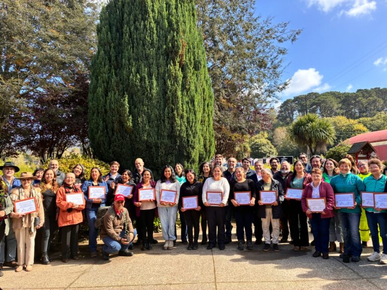 Reconocen a mujeres que protegen el bosque nativo de la región de Los Ríos, como “Guardianas del Bosque”