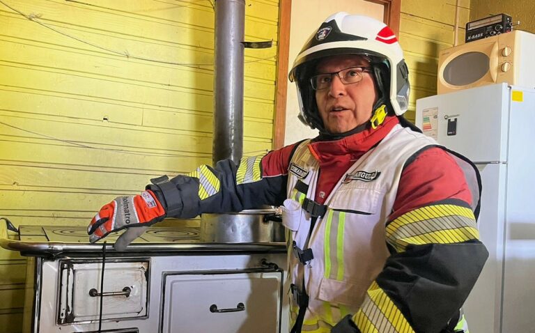 Bomberos y Seremi de Energía llaman a prevenir incendios por inflamación de chimeneas