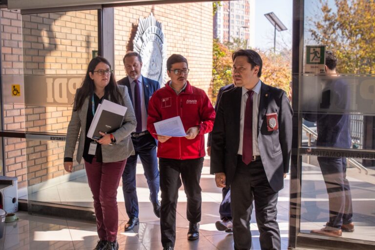 Director nacional de Junaeb denuncia en la PDI venta ilegal de sellos TNE 2026