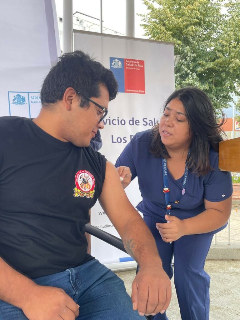 Vacunación contra la influenza supera el 55% en Los Ríos: más de 119 mil personas ya están protegidas antes del invierno