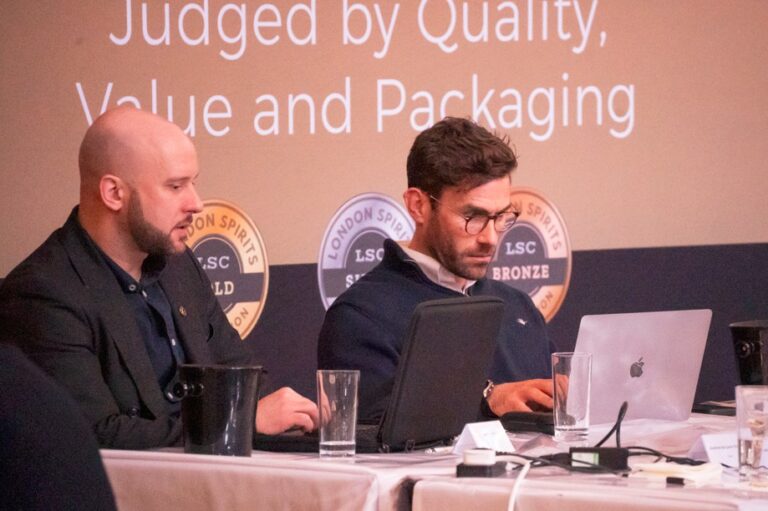 Reconocimiento internacional impulsa a destilería valdiviana y fortalece el valor de productos de la región de Los Ríos