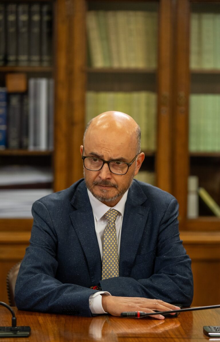 Marcos Ilabaca acusa al Gobierno de “desmantelar cruelmente” la salud pública tras millonario recorte al Hospital Base de Valdivia