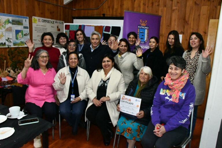 “Manos que Abrigan” en Futrono busca superar su meta y volver a abrigar a los adultos mayores de la comuna