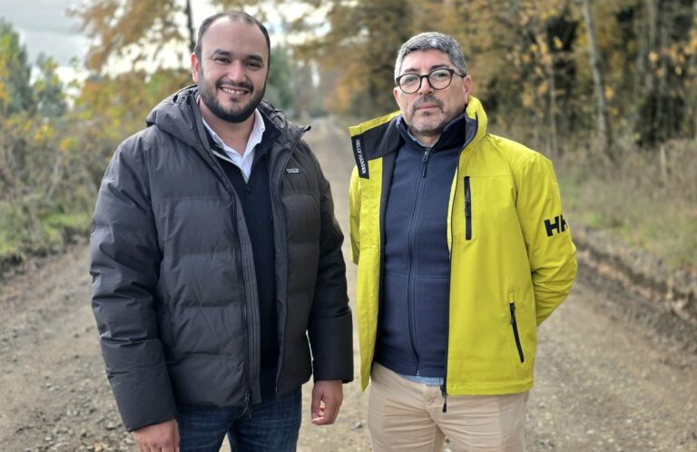 296 kilómetros de caminos rurales son gestionados por el delegado del Ranco Alex Valderrama y seremi MOP