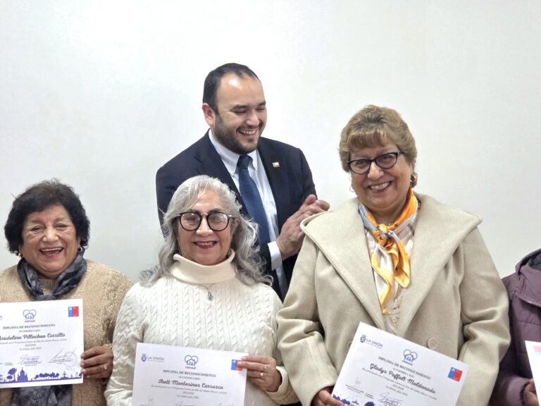 Sesenta personas mayores egresan de pionera iniciativa social para Personas Mayores en La Unión