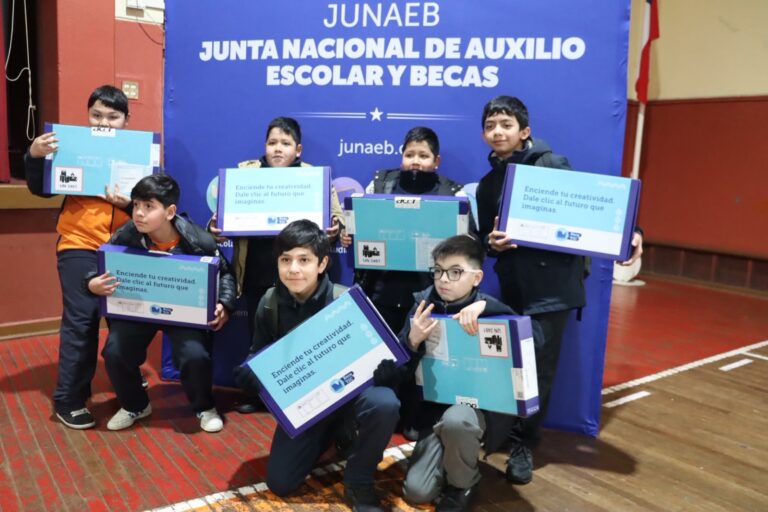 Más de 2.500 beneficiarios: JUNAEB inicia entrega de computadores de Bacas TIC en Los Ríos