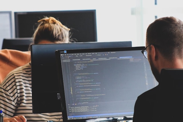 Monitores para estudiar durante horas: ¿cómo elegir una pantalla cómoda y funcional?