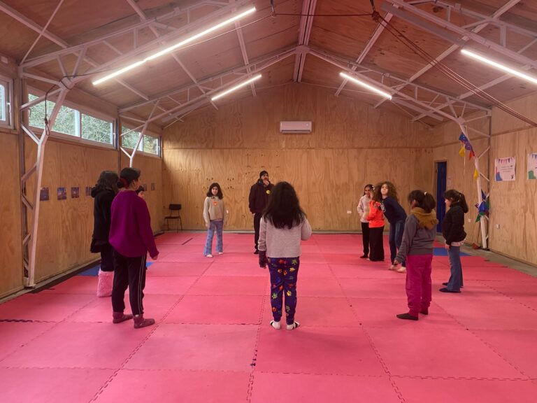 Los Ríos recibe programa Acciona en Vacaciones con experiencias artísticas gratuitas para niñas, niños y adolescentes