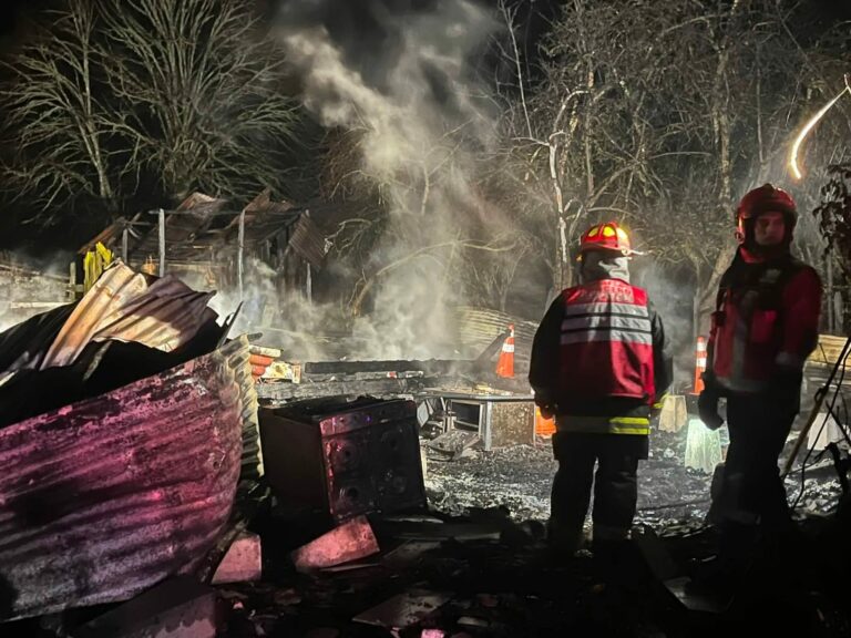 Tres integrantes de un grupo familiar fallecen en incendio ocurrido en Río Bueno
