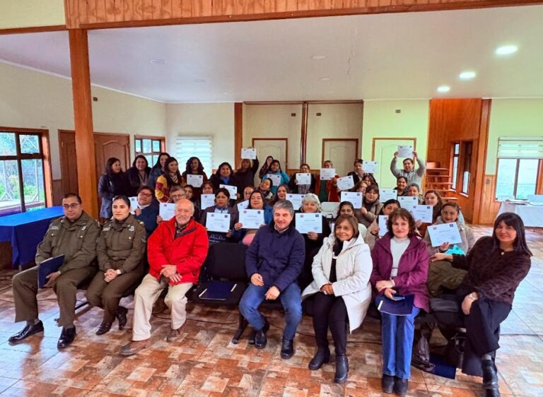 Mujeres de Río Bueno reciben certificación tras finalizar Talleres de Formación para el Trabajo del Programa Mujeres Jefas de Hogar