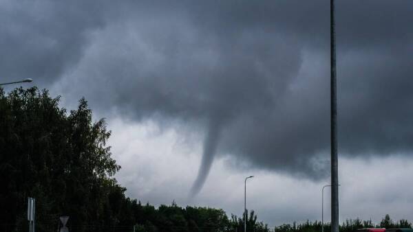 Emiten aviso por probables nubes convectivas con características tornádicas para Los Ríos