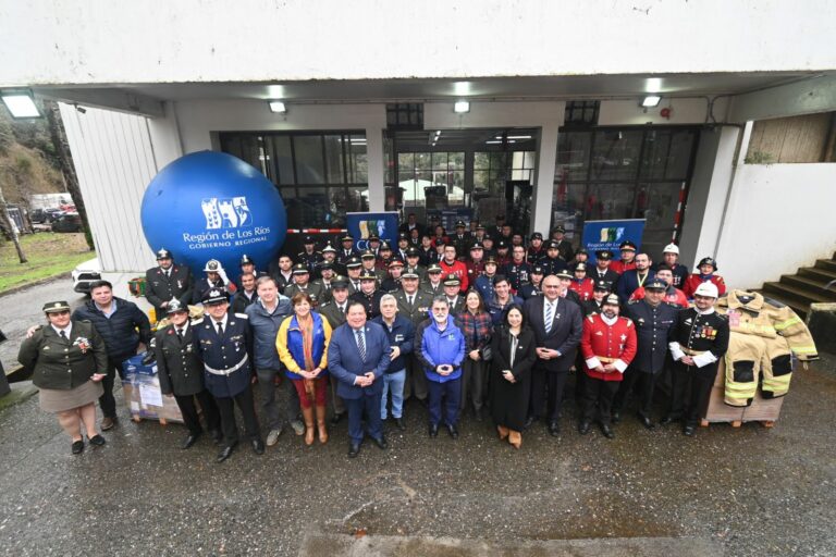 GORE concreta entrega de uniformes a Bomberos de 12 comunas