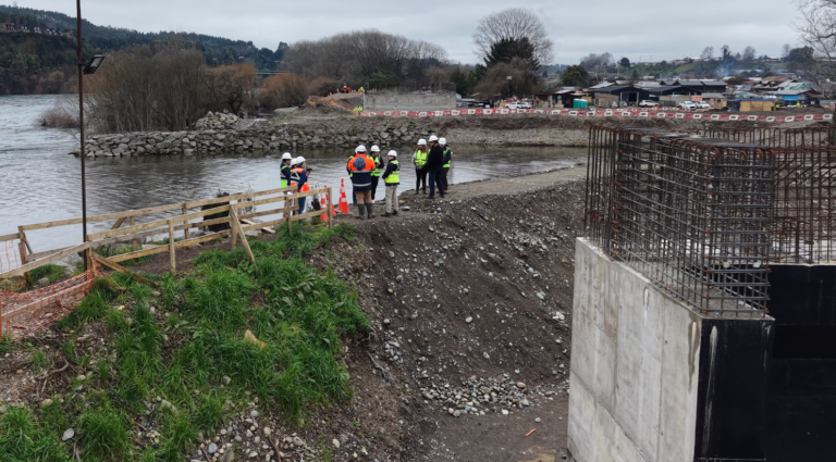 Con obras en sus estribos MOP avanza en construcción de nuevo puente Collilelfu de Los Lagos