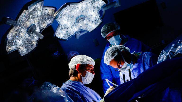 Innovadora cirugía cerebral mejora calidad de vida de pacientes con Parkinson