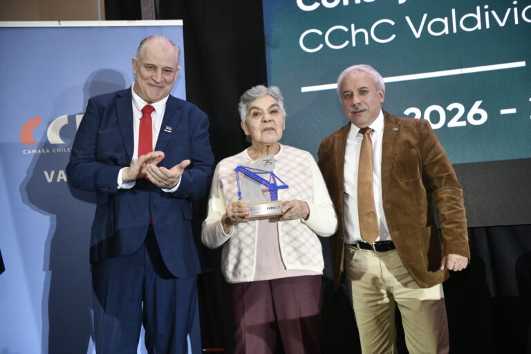 CChC sede Valdivia entrega reconocimiento 75 años a socios y líderes regionales por su contribución al desarrollo de la industria