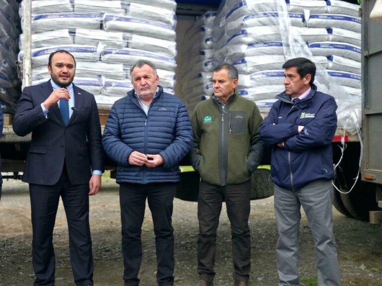 Delegado del Ranco gestiona 25 toneladas de concentrado animal para agricultores afectados gracias a Colun y Aproval