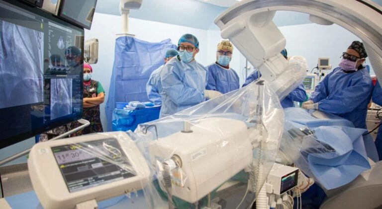 Hospital Militar de Santiago marca un nuevo hito en cardiología con primer implante de válvula cardíaca vía percutánea