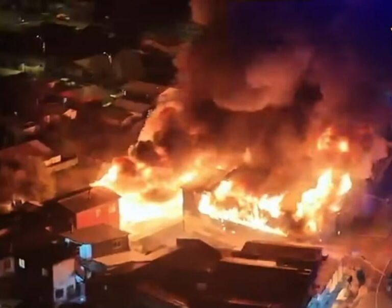 Fiscalía de Los Ríos investiga incendio que dejó un fallecido y destruyó cuartel de Bomberos