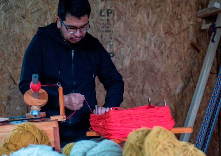 Alex Antihuen rescata el tejido ancestral Mapuche en muestra itinerante