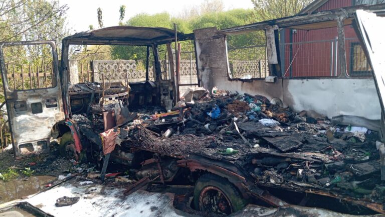 Dos detenidos tras incendio que afectó a micro