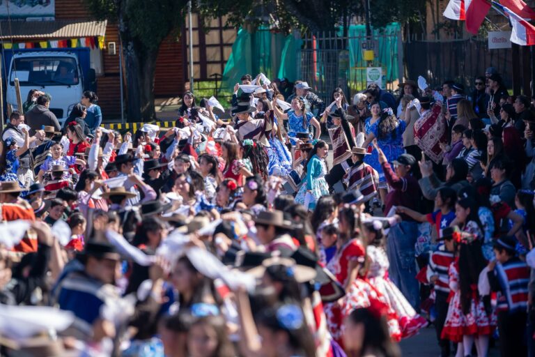 Fiestas Patrias comienzan con masiva muestra folclórica itinerante