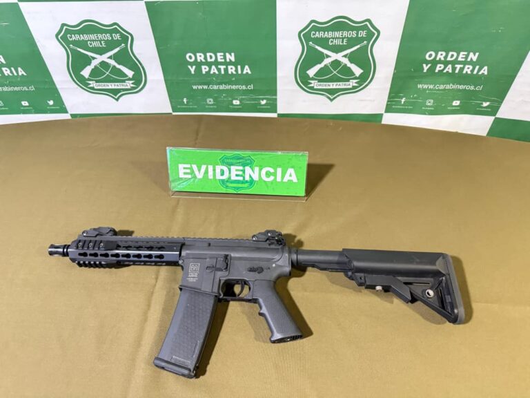 OS7 detiene a sujeto con réplica de subfusil y dos órdenes de captura