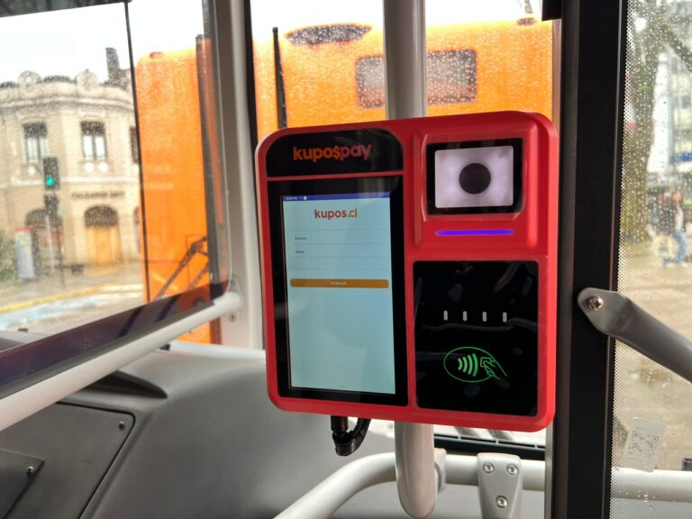Inician instalación de pago electrónico en buses cero emisiones