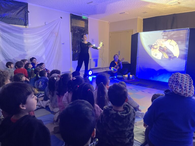 “Palabras cantadas al viento” lleva folclor y teatro de sombras a jardines infantiles