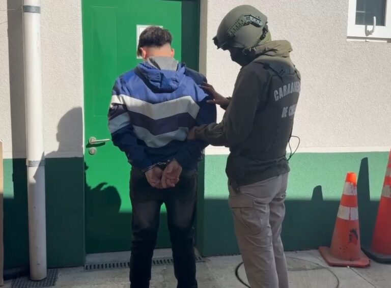 Detienen a sujeto con cinco órdenes de aprehensión y un arma en su domicilio