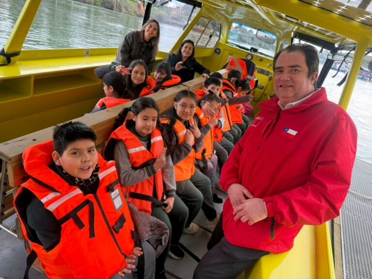 Niñas y niños de Río Bueno aprendieron sobre energía navegando por los ríos de Valdivia