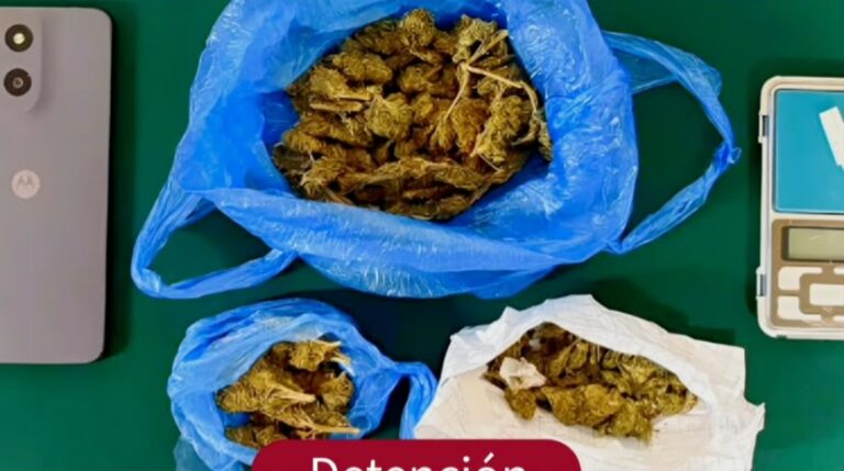 Detienen a joven tras hallazgo de drogas durante fiscalización vehicular
