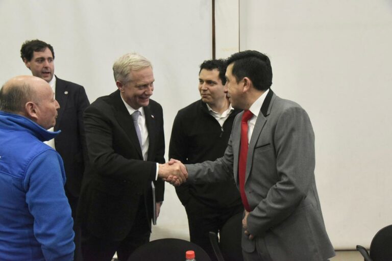Alcalde logra compromiso de Kast para intervenir la Ruta T-206
