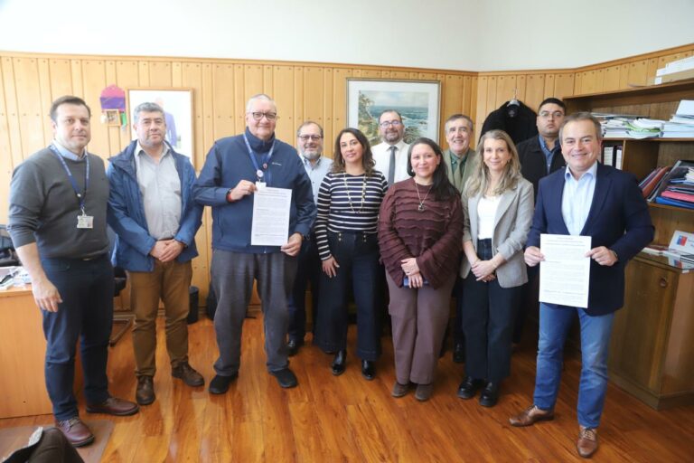 Servicio de Salud y municipio firman convenio para futura ampliación de CESFAM