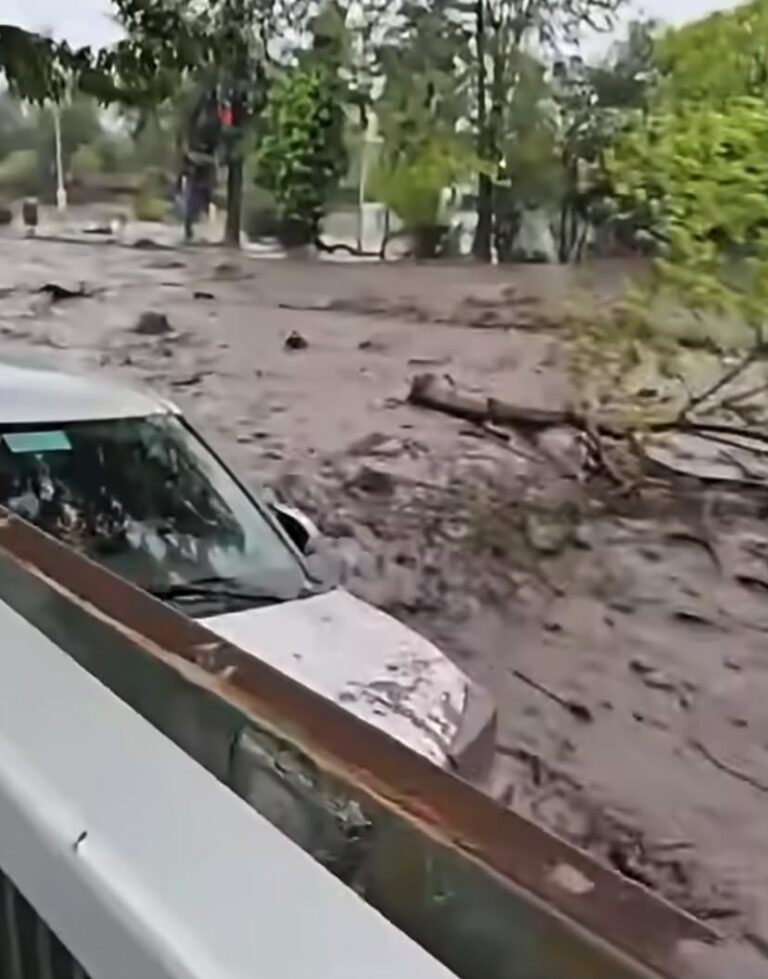 Aluvión provoca graves inundaciones en Las Condes: vehículos arrastrados y viviendas afectadas