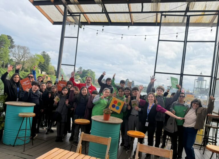 Estudiantes conocen energías renovables a bordo de taxis solares