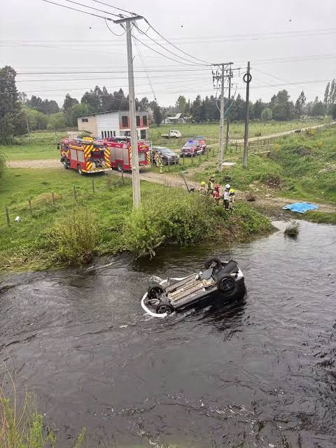 Dos fallecidos deja volcamiento de vehículo al río Llollelhue en la Ruta 5 Sur