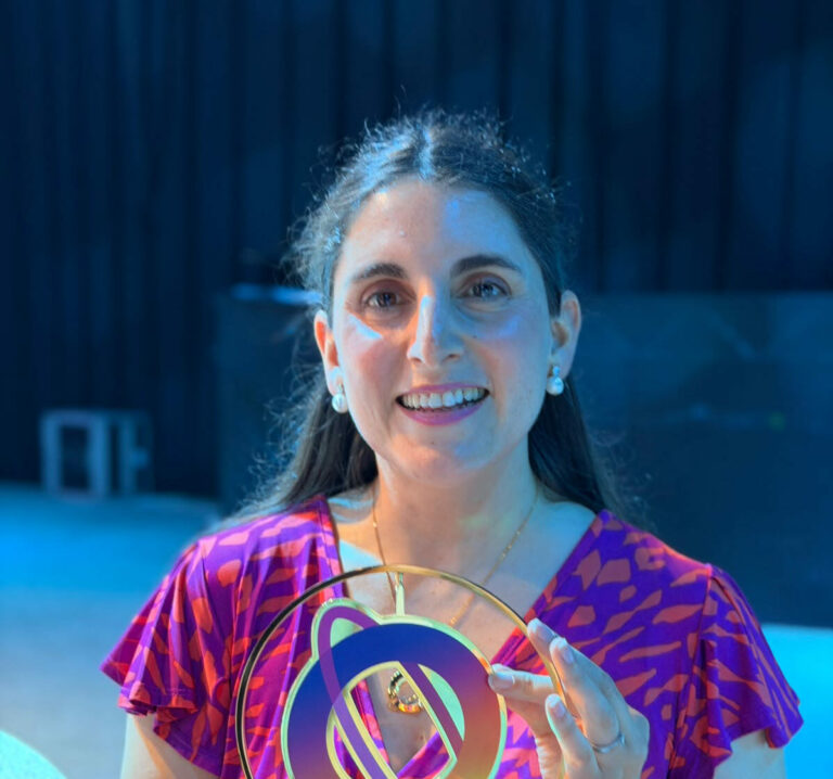 Carla Hermann gana premio internacional por su trabajo en educación y mentoría cuántica